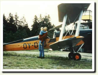 Her med sin dater foran Tiger Moth'en i Arnborg